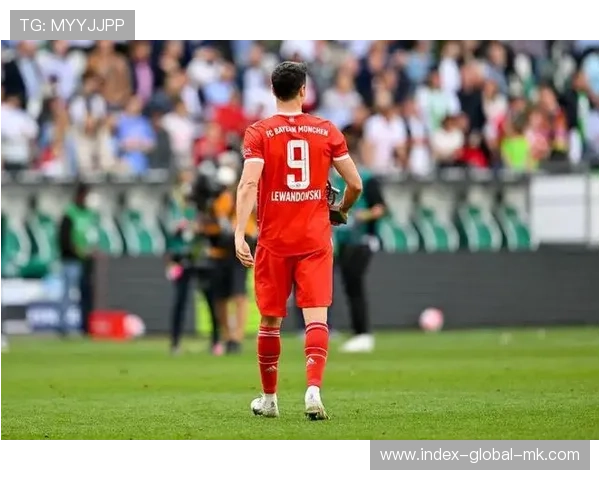 莱万远射引发门前混乱,拜仁攻势愈发猛烈